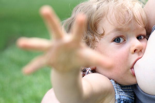 How to Get the Best Breastfeeding Photos image