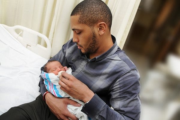 How Dads Can Bond with a Breastfed Baby image