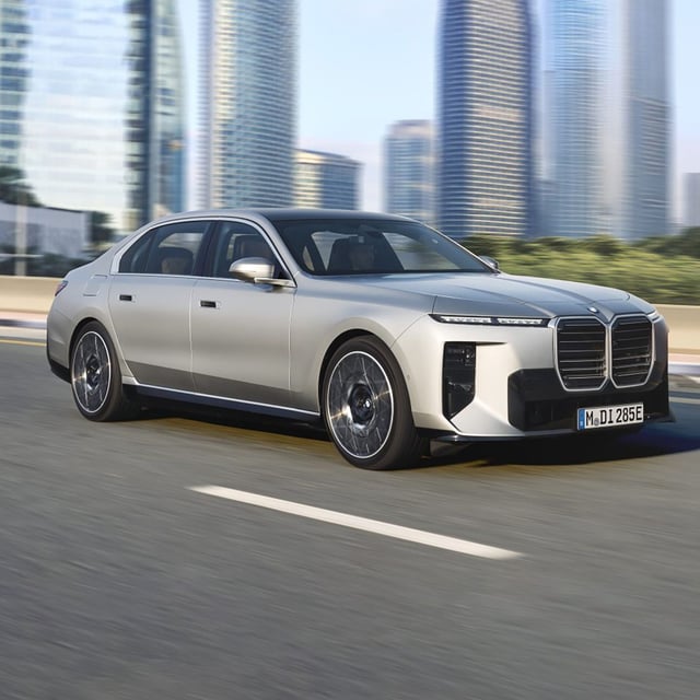 BRIEFLY: BMW i7, Rivian R2, Smart Hashtag 2 & more | 22 Apr 2026 image